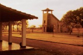 Gramado em frente aos chalés: futura praça do campanário
