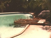 Construção do deck e plataforma da piscina da área central
