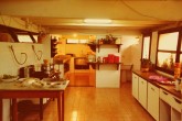 Década de 70: primeira cozinha sob a Casa de Madeira