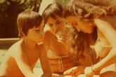 À beira da piscina, Osvaldo, Rita e Ruth, filhos de Luís e Cleide