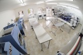 Lavanderia com equipamentos industriais de alta tecnologia.
